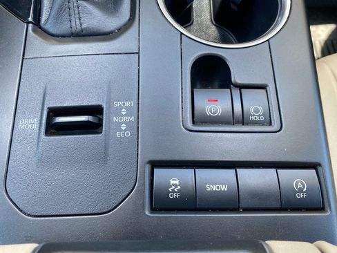 Used 2020 Toyota Highlander XLE FWD image 28