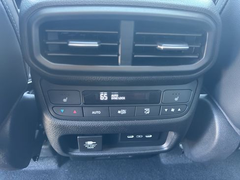 Used 2025 Honda Pilot Elite image 21