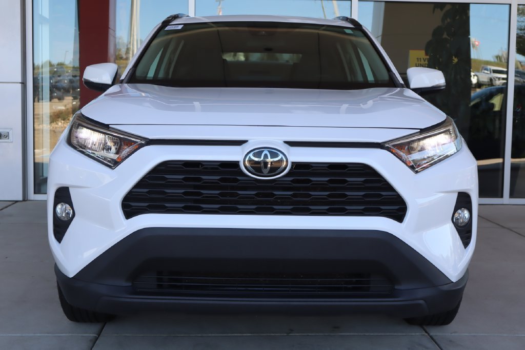 Used 2020 Toyota RAV4 XLE FWD image 2
