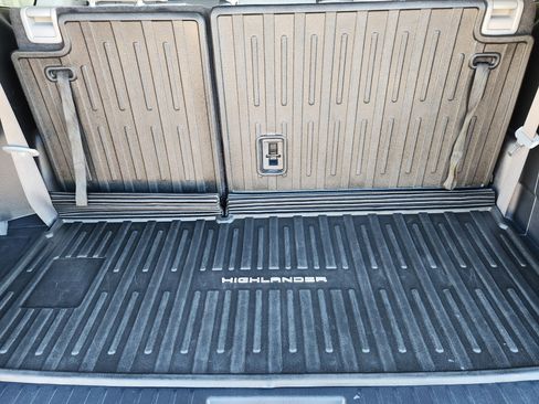 Used 2023 Toyota Highlander L image 36