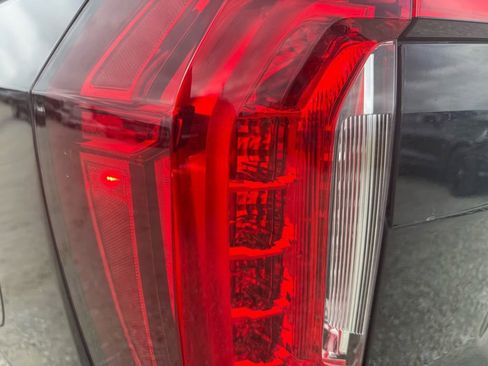 Used 2022 GMC Yukon XL SLT w/ SLT Luxury Package image 10