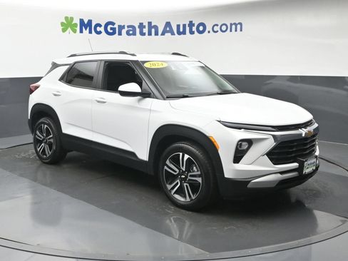 Used 2024 Chevrolet TrailBlazer LT w/ LT Cold Weather Package FWD image 2