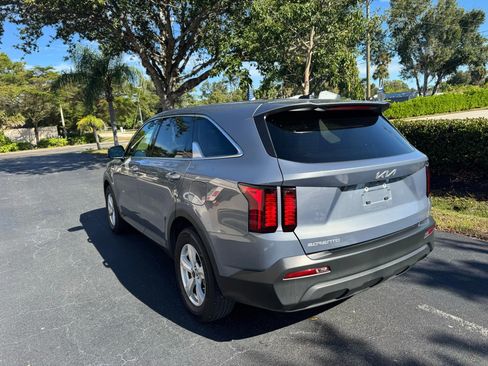 Used 2023 Kia Sorento LX image 5