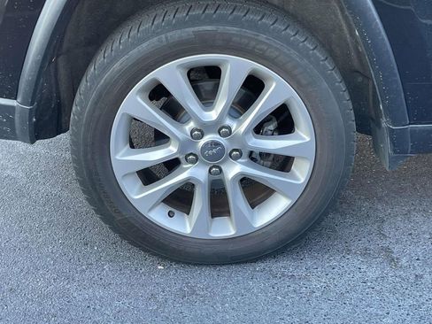 Used 2017 Jeep Grand Cherokee Limited w/ Luxury Group II image 12