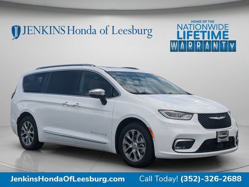 Used 2023 Chrysler Pacifica Pinnacle FWD image 5