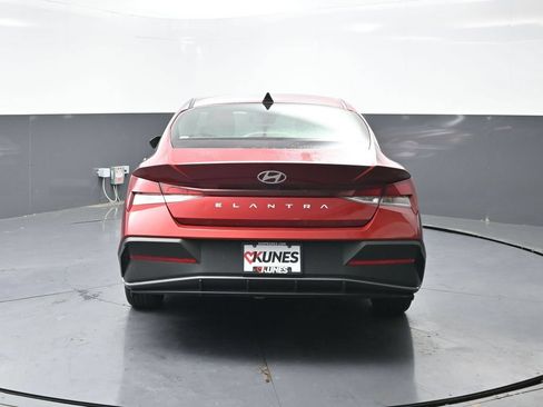 Used 2024 Hyundai Elantra SEL FWD image 12