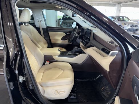Used 2021 Toyota Highlander XLE image 10