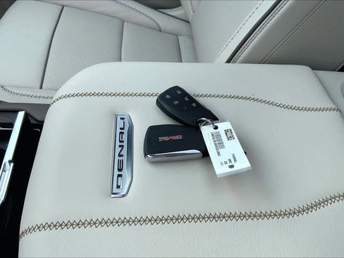 Used 2025 GMC Yukon XL Denali w/ Denali Reserve Package AWD/4WD image 15