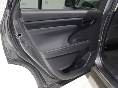Used 2023 Toyota Highlander LE AWD/4WD image 18