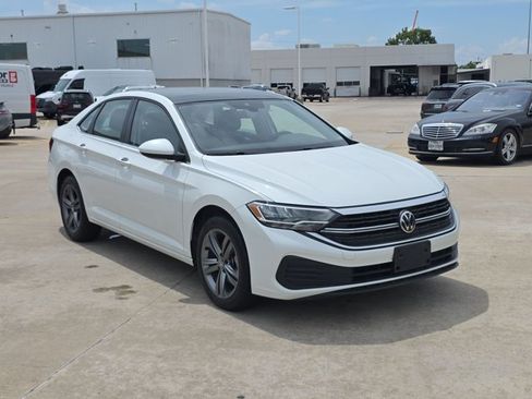 Used 2024 Volkswagen Jetta SE FWD image 3