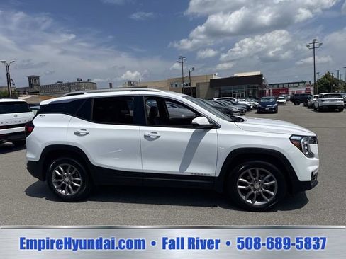 Used 2024 GMC Terrain SLT AWD/4WD image 3