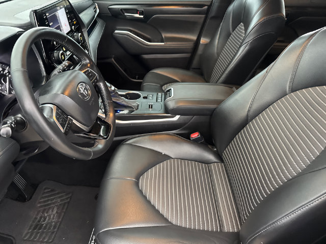 Used 2021 Toyota Highlander XSE FWD image 19