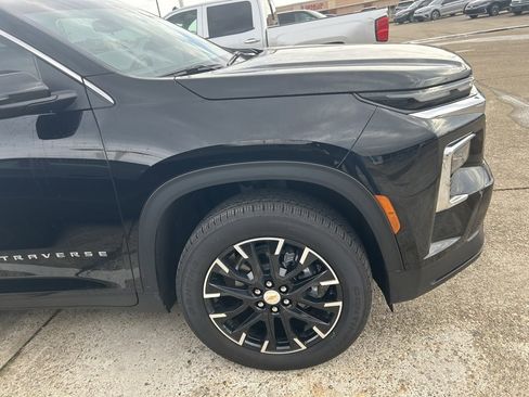 Used 2025 Chevrolet Traverse LT w/ Sun and Wheel Package image 2