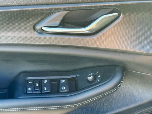 Used 2024 Jeep Grand Cherokee Laredo w/ Luxury Tech Group I RWD image 17