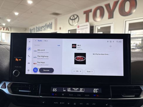 Certified 2025 Toyota Sienna XLE image 17