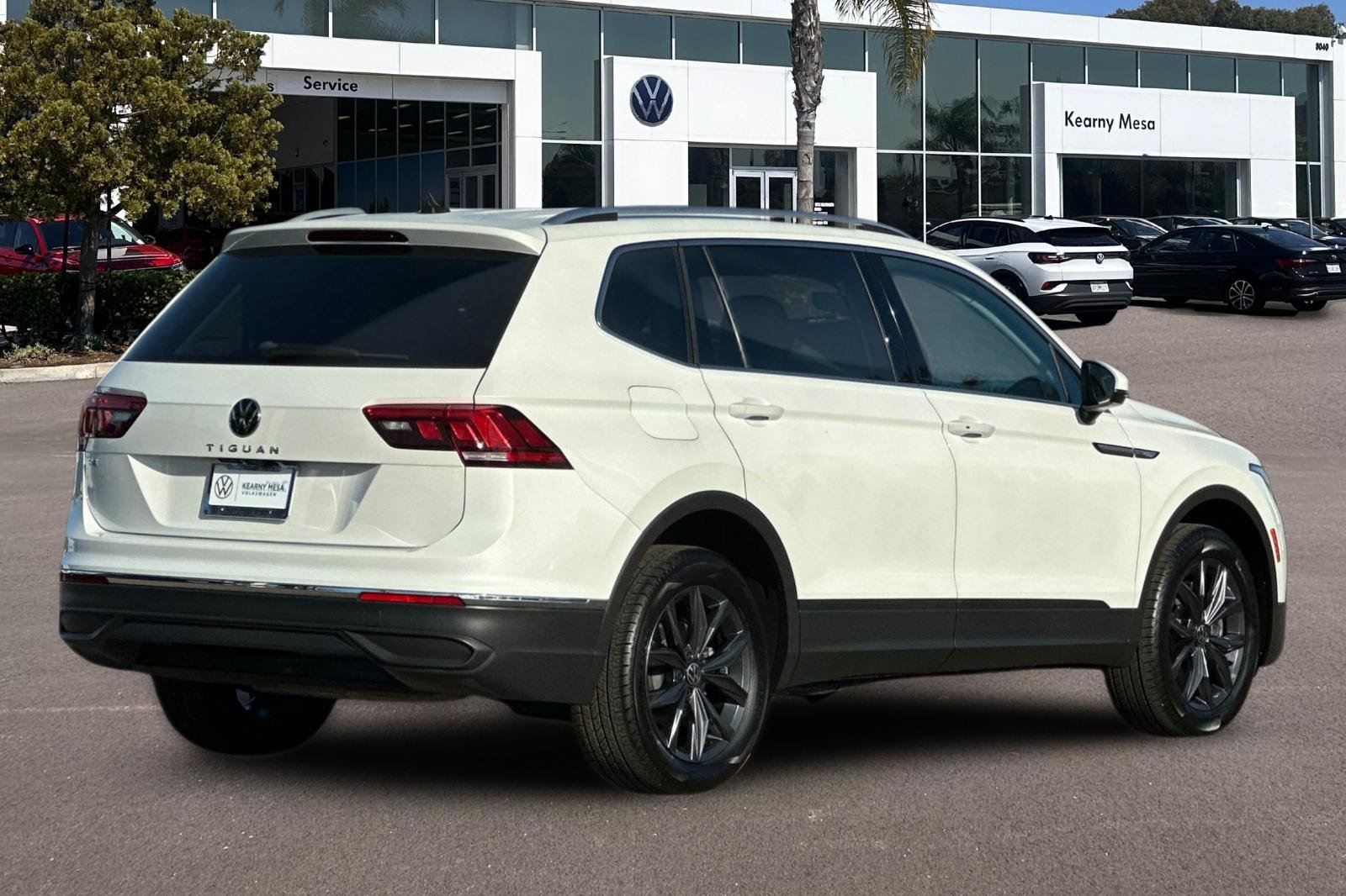 Used 2023 Volkswagen Tiguan SE FWD image 4
