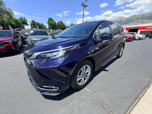 Used 2022 Toyota Sienna XLE w/ XLE Plus Package AWD/4WD image 7