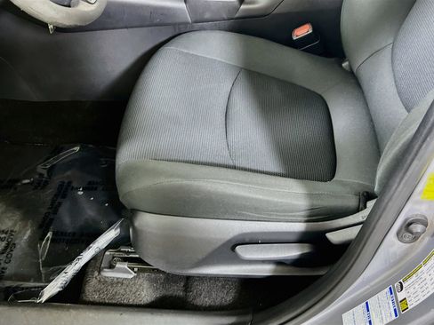Used 2021 Toyota RAV4 LE AWD/4WD image 18