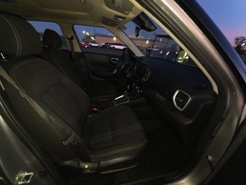 Used 2023 Hyundai Venue SEL image 11