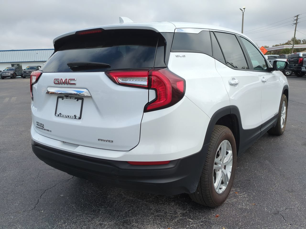 Used 2024 GMC Terrain SLE AWD/4WD image 4