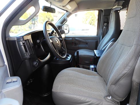 Used 2016 Chevrolet Express 2500 RWD image 10