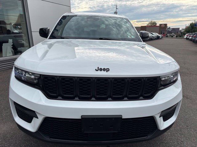 Used 2023 Jeep Grand Cherokee Altitude AWD/4WD image 3