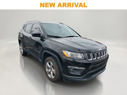Used 2017 Jeep Compass Latitude w/ Popular Equipment Group AWD/4WD image 1