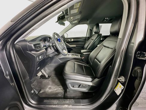 Used 2020 Ford Explorer XLT w/ Equipment Group 202A RWD image 13