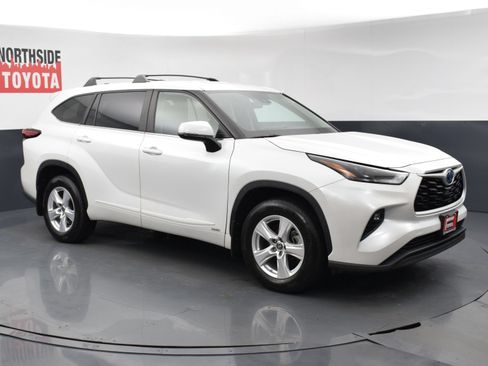 Used 2023 Toyota Highlander LE AWD/4WD image 6