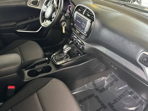 Used 2025 Kia Soul LX w/ LX Technology Package FWD image 17