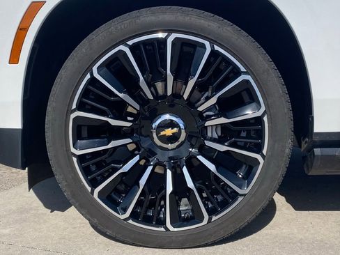 Used 2025 Chevrolet Tahoe High Country image 9