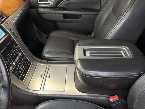 Used 2013 Cadillac Escalade Platinum AWD/4WD image 25