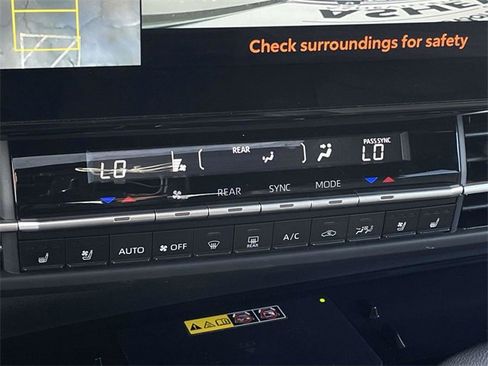 Used 2025 Toyota Sienna Platinum image 30