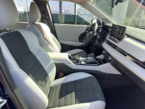 Used 2025 Mitsubishi Outlander SE image 12