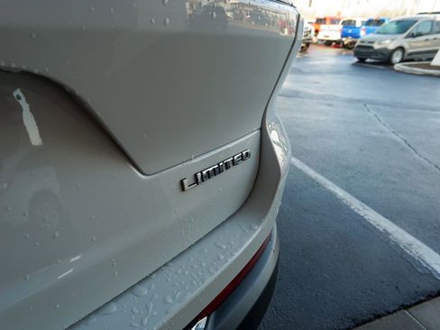 Used 2023 Jeep Grand Cherokee L Limited w/ Luxury Tech Group II image 10