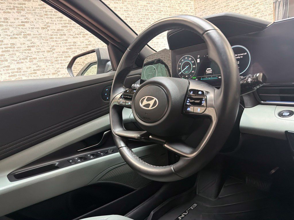 Certified 2024 Hyundai Elantra Limited FWD image 18