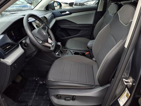 Used 2023 Volkswagen Taos SE w/ Panoramic Sunroof Package FWD image 17