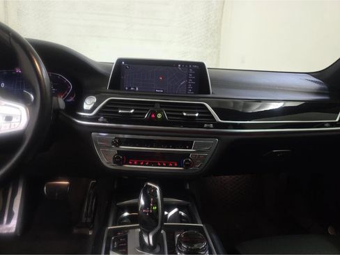 Used 2022 BMW 750i xDrive w/ Luxury Rear Seating Package image 9