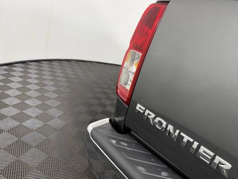 Used 2005 Nissan Frontier SE AWD/4WD image 12