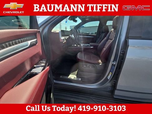 Used 2025 Cadillac Escalade Sport w/ LPO, ONYX Package image 18