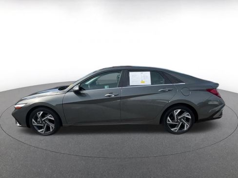 Used 2025 Hyundai Elantra Limited FWD image 9