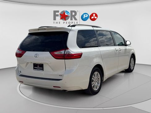 Used 2017 Toyota Sienna XLE Premium image 5