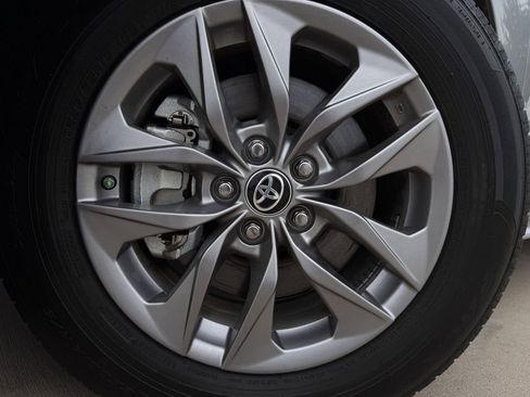 Used 2025 Toyota Sienna XLE image 11