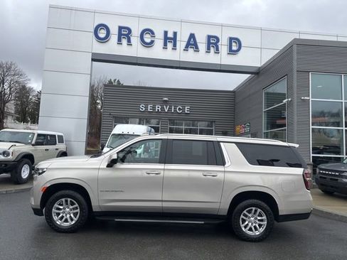 Used 2022 Chevrolet Suburban LT AWD/4WD image 2