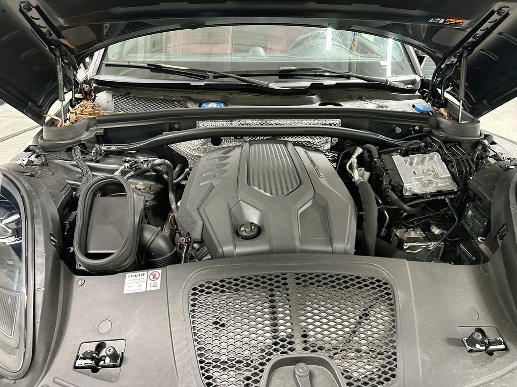 Certified 2025 Porsche Macan AWD/4WD image 31