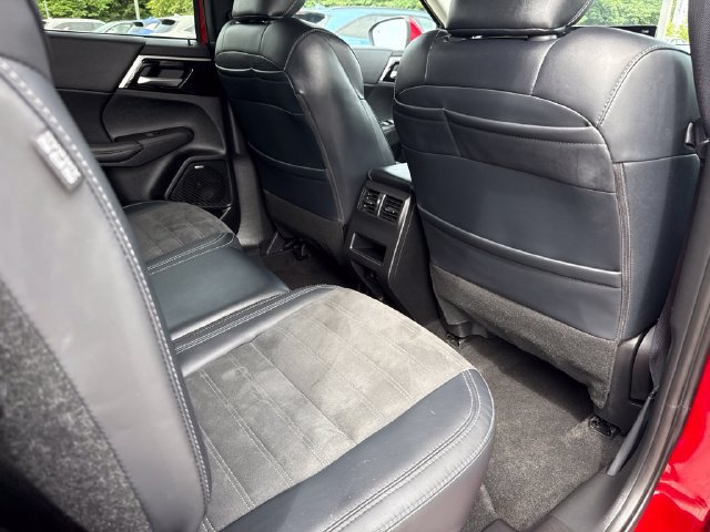 Used 2025 Mitsubishi Outlander AWD image 23