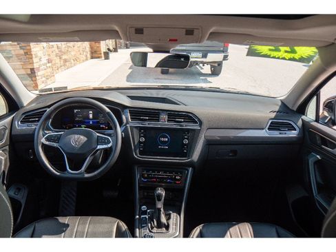 Used 2022 Volkswagen Tiguan SE w/ Panoramic Sunroof Package AWD/4WD image 12
