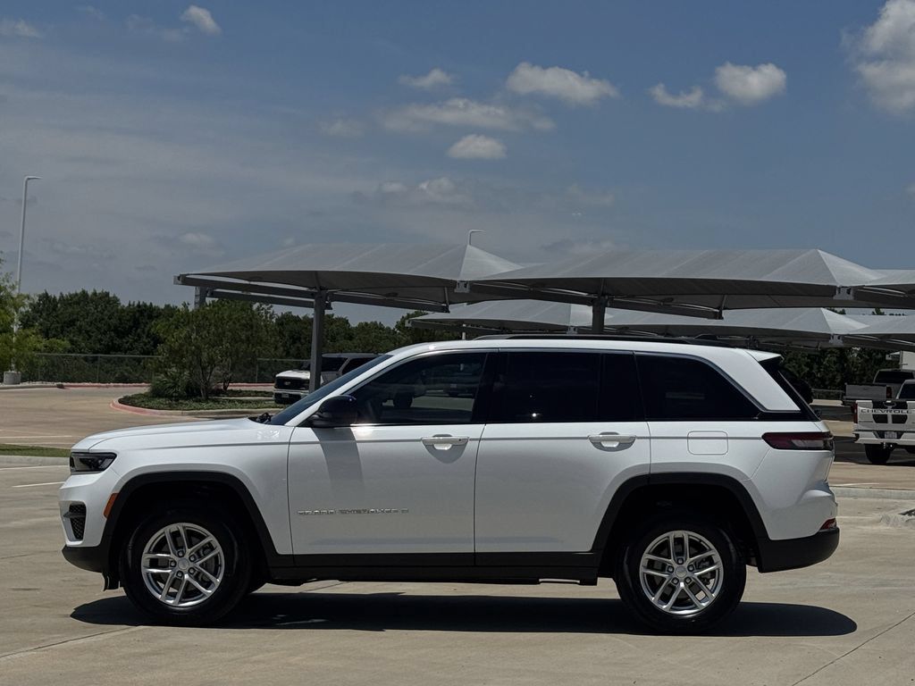 Used 2025 Jeep Grand Cherokee Laredo X w/ Luxury Tech Group I AWD/4WD image 3