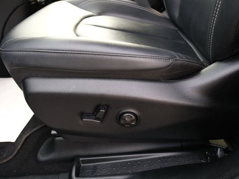 Used 2025 Chrysler Pacifica Select image 24