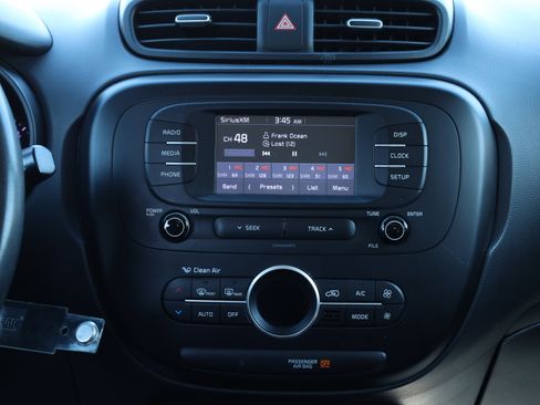 Used 2017 Kia Soul + image 8